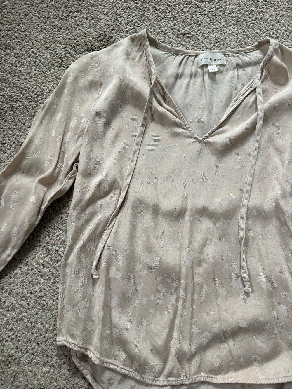 cloth & stone Taupe Tie-Neck Jacquard V-Neck Blouse